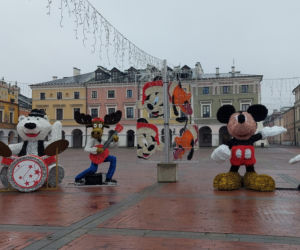 Bajkowa instalacja przed zamojski ratuszem