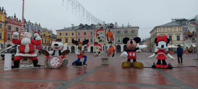 Bajkowa instalacja przed zamojski ratuszem