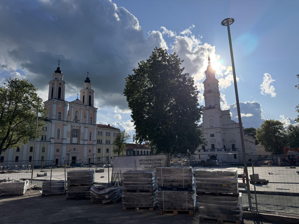 Rynek w Kownie jest obecnie w remoncie, ale to nie przeszkadza w odwiedzaniu pięknych zakątków miasta