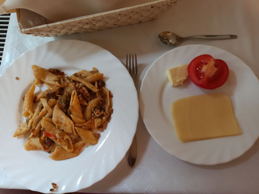 Posiłki w sanatorium. Tym nas karmią na śniadanie, obiad i kolację