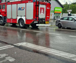 Groźna kolizja na DK 42 w Stykowie. Na skrzyżowaniu zderzyły się Ford, DAF i Renault