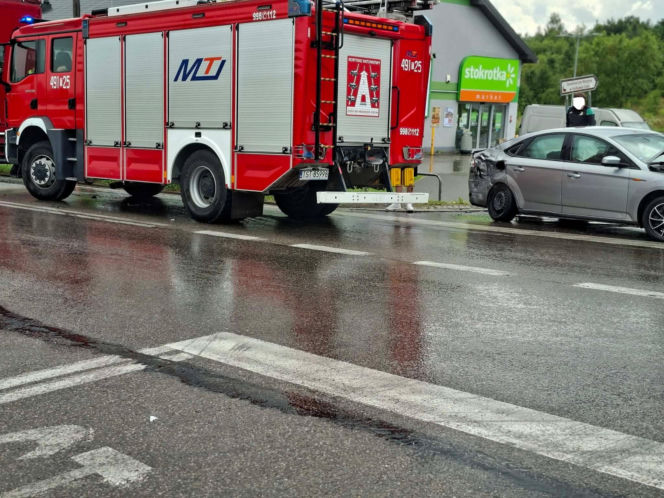 Groźna kolizja na DK 42 w Stykowie. Na skrzyżowaniu zderzyły się Ford, DAF i Renault