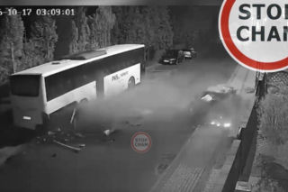 Makabryczny widok po nocnym wypadku. Hyundai roztrzaskał się o autobus
