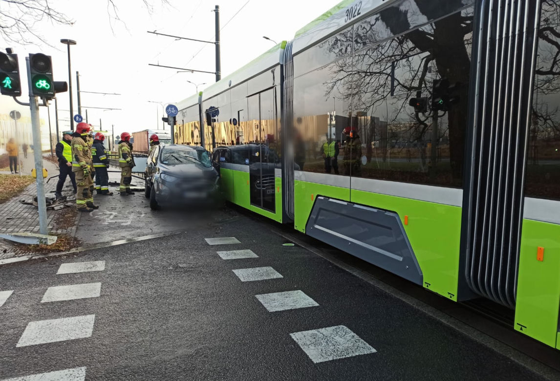 Olsztyn. 72-letni kierowca osobówki wymusił pierwszeństwo przejazdu tramwajowi. Doszło do zderzenia