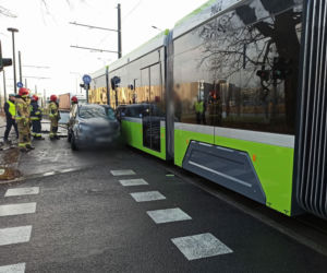 Olsztyn. 72-letni kierowca osobówki wymusił pierwszeństwo przejazdu tramwajowi. Doszło do zderzenia