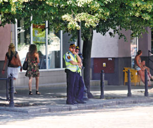 Chuligan rozrabia na Starówce, a strażnicy odpoczywają w cieniu