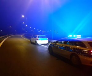 Totalny brak WYOBRAŹNI. Pchał samochód na autostradzie! 