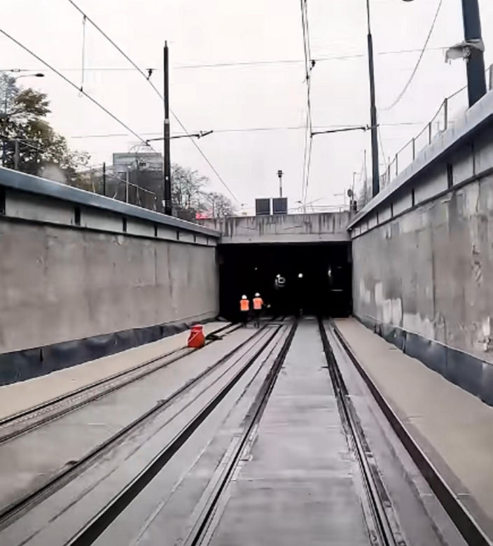 Tramwaje już jeżdżą pierwszym podziemnym tunelem tramwajowym w Warszawie