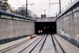 Tramwaje już jeżdżą pierwszym podziemnym tunelem tramwajowym w Warszawie