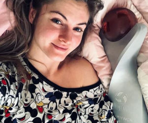 Martyna Grajber w łóżku z pucharem