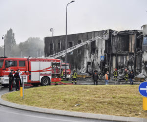 Samolot wleciał w budynek na przedmieściach Mediolanu