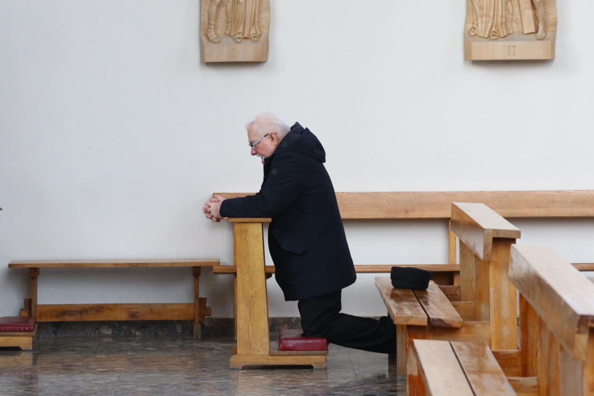 Lech Wałęsa ślizga się na chodniku w drodze do kościoła