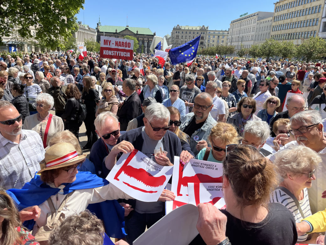 Toast za Wolność w Poznaniu. Tysiące ludzi na placu Wolności