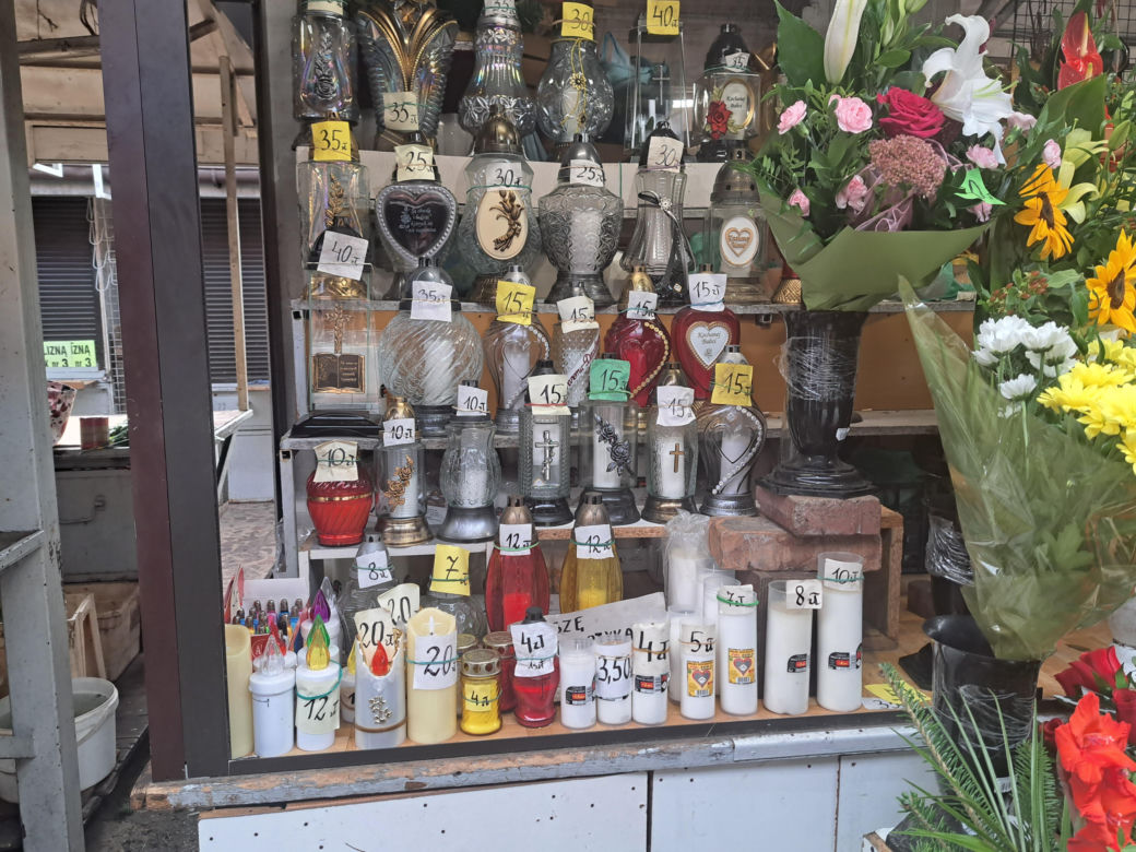 Wszystkich Świętych 2023. Ile w Krakowie trzeba zapłacić za znicze?
