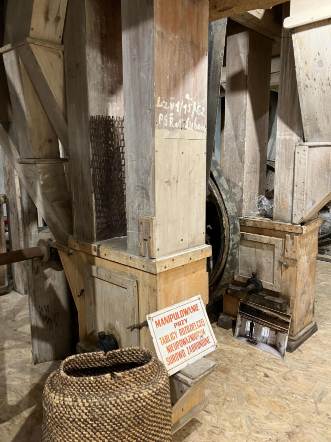 Ekspozycja urządzeń młyńskich w Dolnym Młynie w Wojciechowie