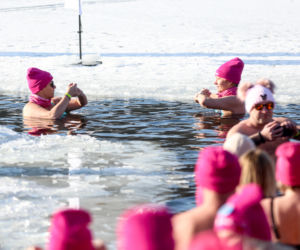Różowe morsowanie idealne na pomaganie. Trzy Stawy opanowali amatorzy zimnych kąpieli