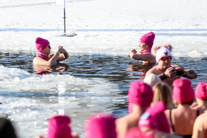 Różowe morsowanie idealne na pomaganie. Trzy Stawy opanowali amatorzy zimnych kąpieli