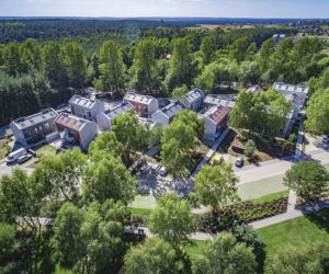 Szare pokrycia dachowe z oknami połaciowymi FAKRO