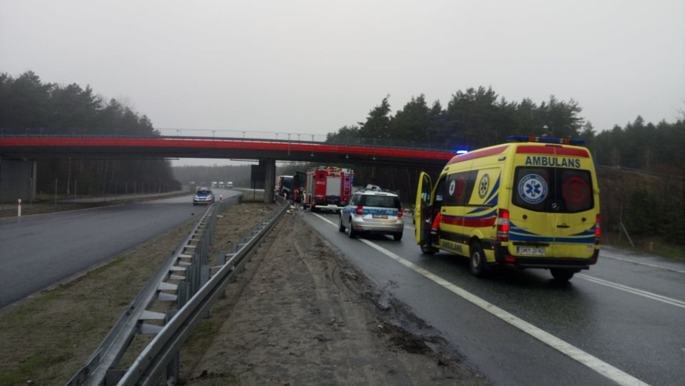 AKTUALIZACJA! Śmiertelny wypadek na S1 w Mierzęcicach. Nie żyją dwie osoby. Jedną z ofiar jest niemowlę! [ZDJĘCIA]
