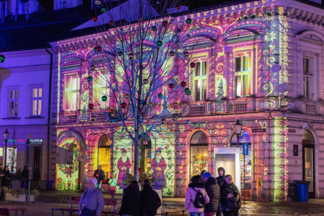 To najbardziej świąteczne miasto w województwie śląskim. Częściowo znajduje się w Małopolsce