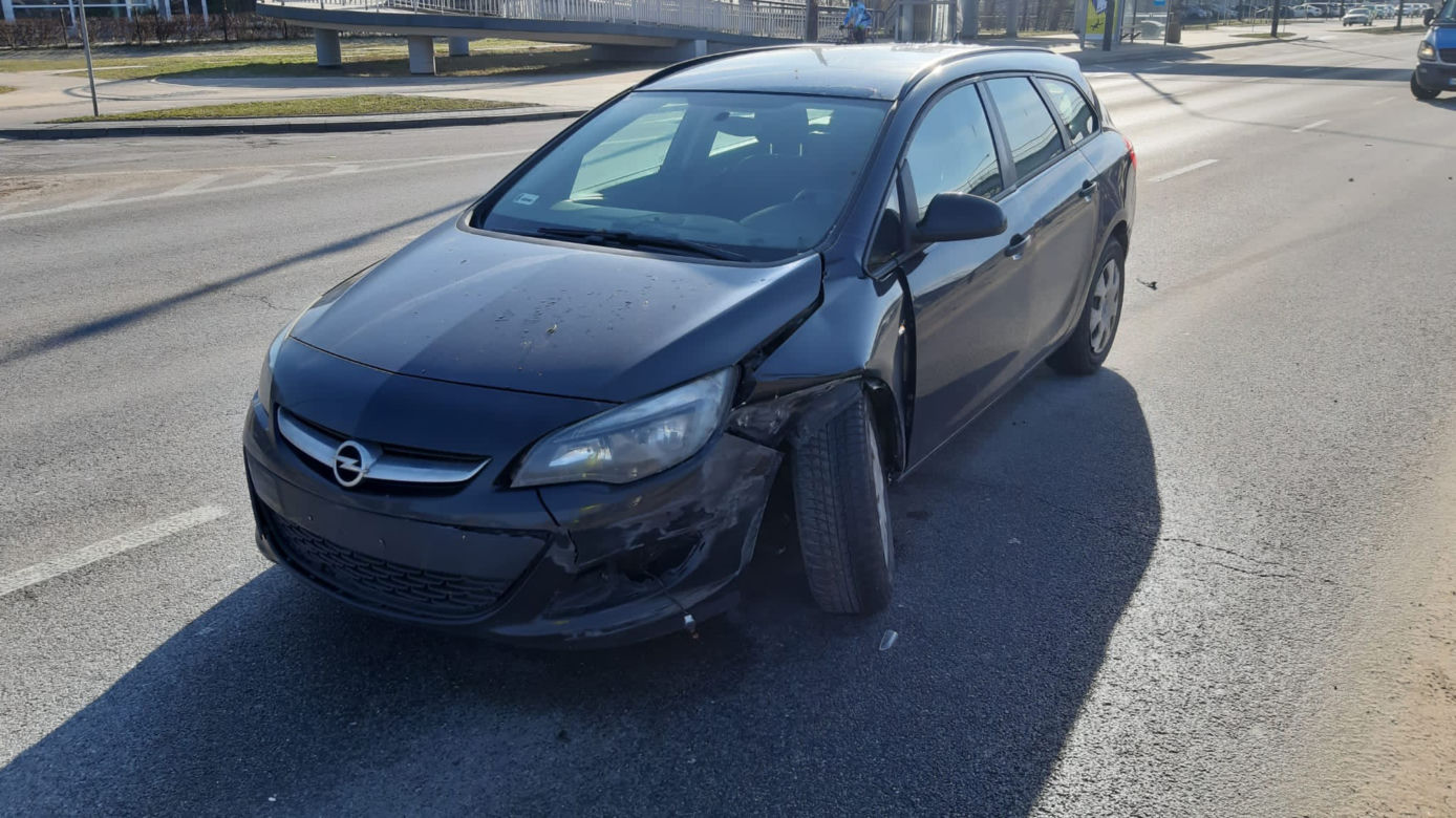 Trzy samochody rozbite, jedna osoba w szpitalu. Sprawca uciekł z miejsca zdarzenia