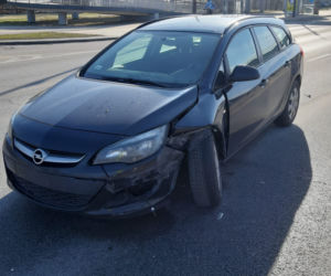 Trzy samochody rozbite, jedna osoba w szpitalu. Sprawca uciekł z miejsca zdarzenia