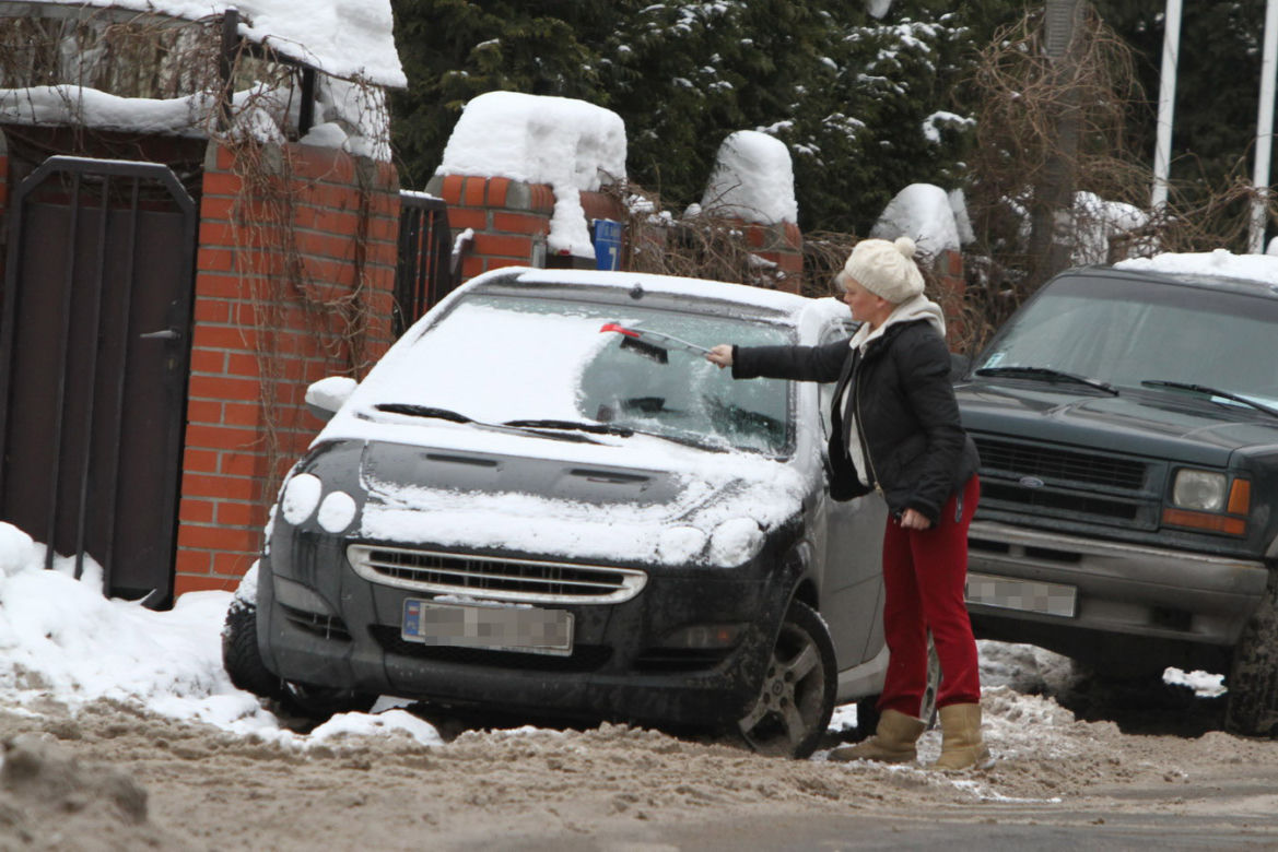 Katarzyna Figura sama odśnieża samochód
