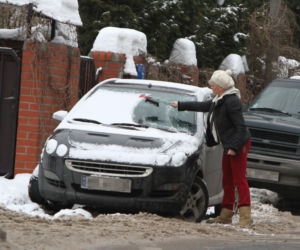 Katarzyna Figura sama odśnieża samochód
