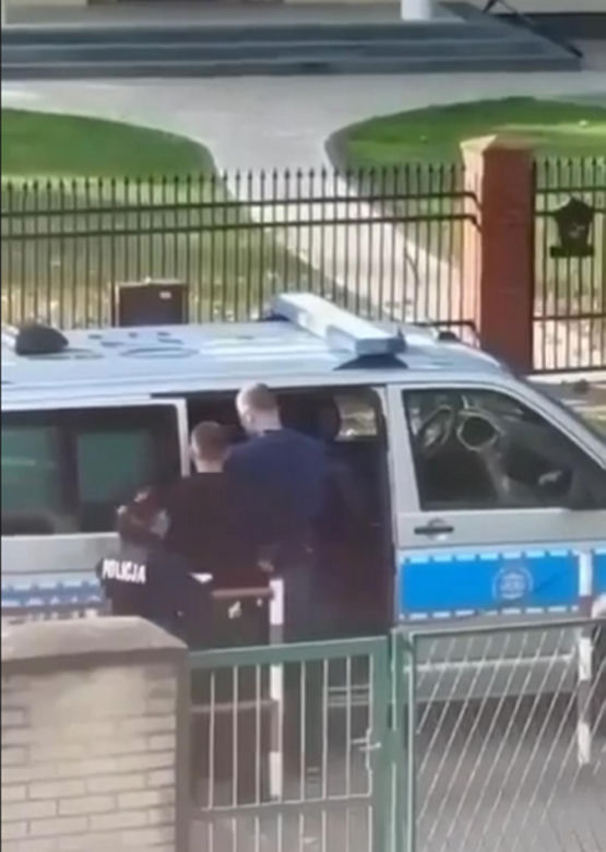 Kolejny koszmar w szkole. 15-latek miał przy sobie trzy noże! Zaatakował dyrektora, jedna osoba nie żyje