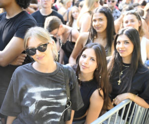 Fani w upale czekają na koncert The Weeknd. Tłumy w Warszawie