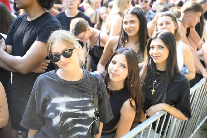 Fani w upale czekają na koncert The Weeknd. Tłumy w Warszawie