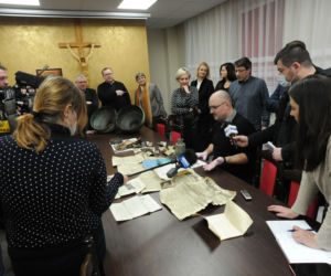 Kapsuła czasu z kościoła w Białogardzie otwarta. Co przez lata skrywał szklany słój na szczycie wieży?