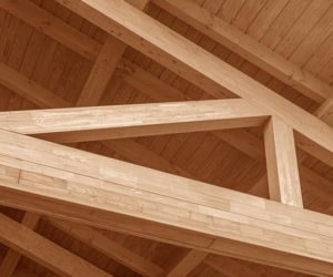 Drewno klejone: kiedy stosować KVH, a kiedy BSH? Zalety i koszty