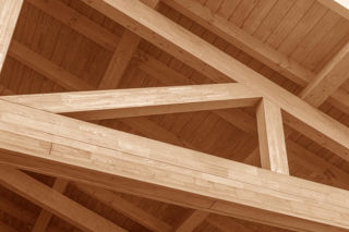 Drewno klejone: kiedy stosować KVH, a kiedy BSH? Zalety i koszty