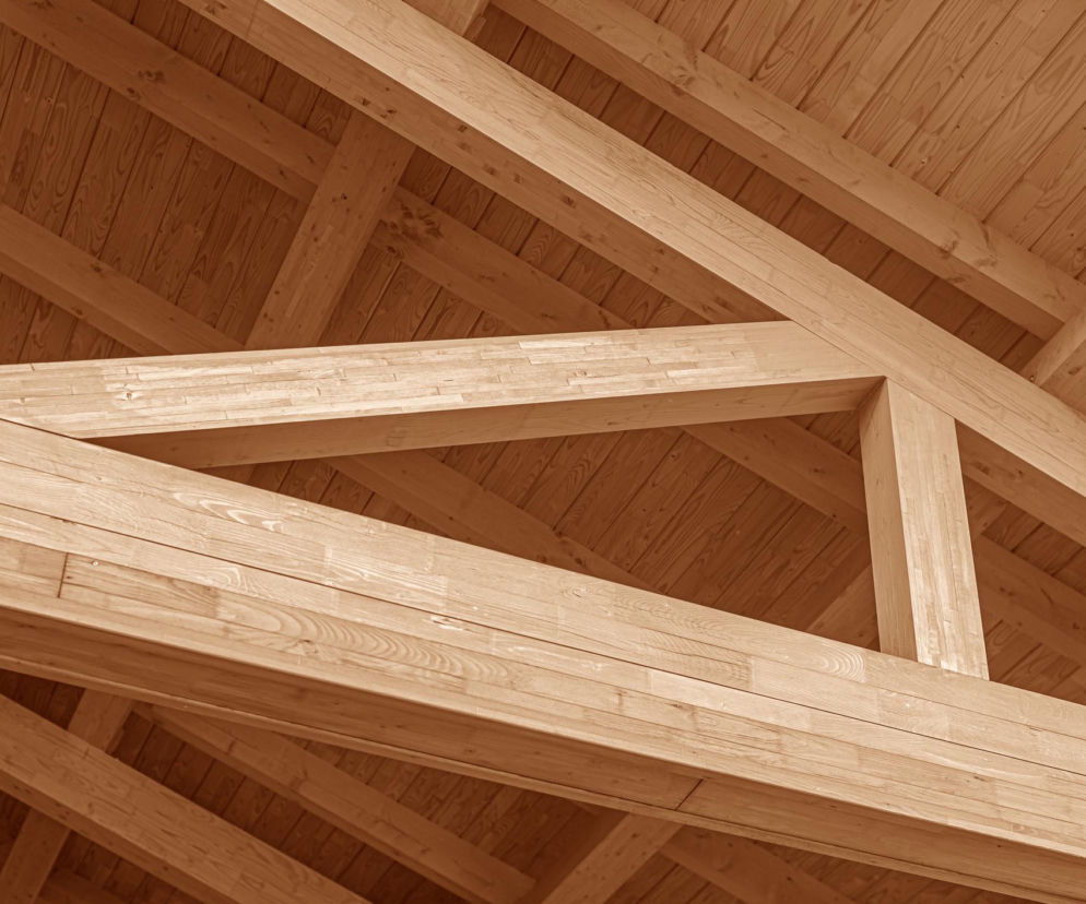 Drewno klejone: kiedy stosować KVH, a kiedy BSH? Zalety i koszty