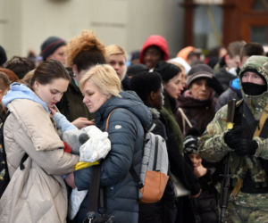 Ukraińcy uciekają przed wojną. Szturm na pociągi i autobusy we Lwowie