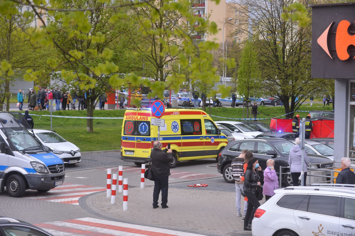 Na miejscu jest kilka radiowozów policji, karekta pogotowia i straż pożarna