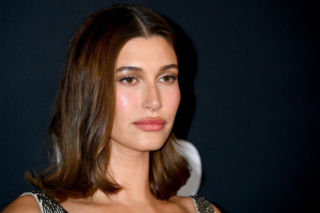 Modowy koszmar lat 90. wraca na ulice. Noszą go już Hailey Bieber i Bella Hadid