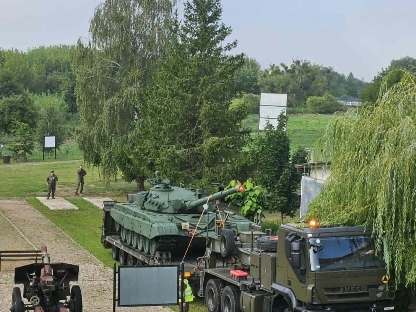 Muzeum w Orzyszu z pancernym wzmocnieniem. Czołg T-72 stanął na placu jako nowy eksponat