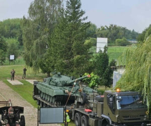Muzeum w Orzyszu z pancernym wzmocnieniem. Czołg T-72 stanął na placu jako nowy eksponat