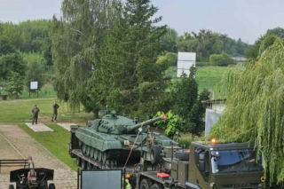 Muzeum w Orzyszu z pancernym wzmocnieniem. Czołg T-72 stanął na placu jako nowy eksponat