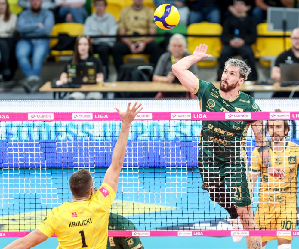 Siatkarz Tomasz Fornal atakuje piłkę nad siatką podczas meczu ligowego. O liderze Aluronu przeczytasz na SE Supersport.