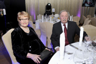 Wojciech Pokora odzywa się z zaświatów i siada z żoną w fotelu