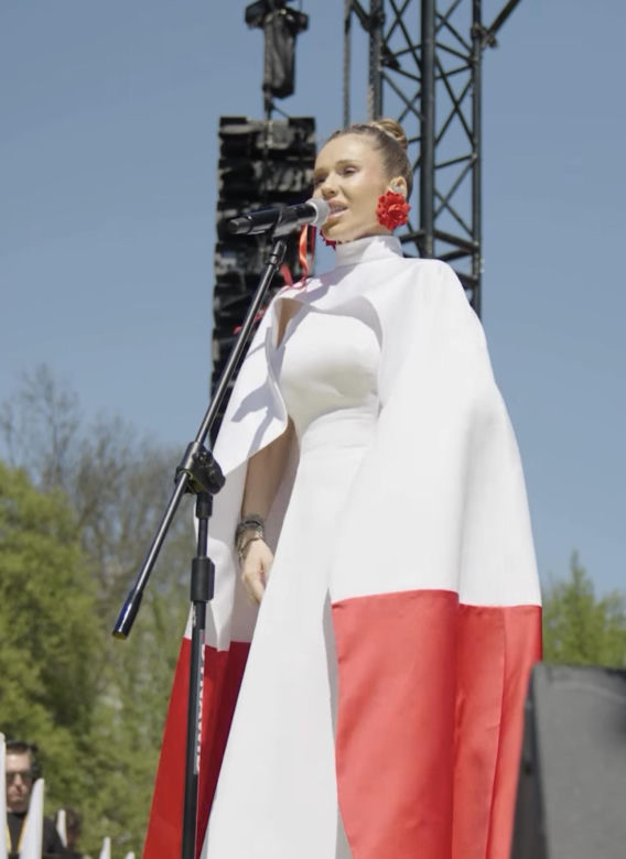 Doda zaśpiewała hymn Polski. Przebrała się za flagę
