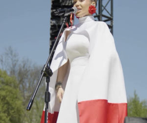 Doda zaśpiewała hymn Polski. Przebrała się za flagę