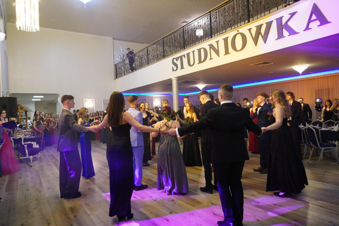Dwa polonezy na studniówce bydgoskiej Handlówki. W jednym pomogli nauczyciele
