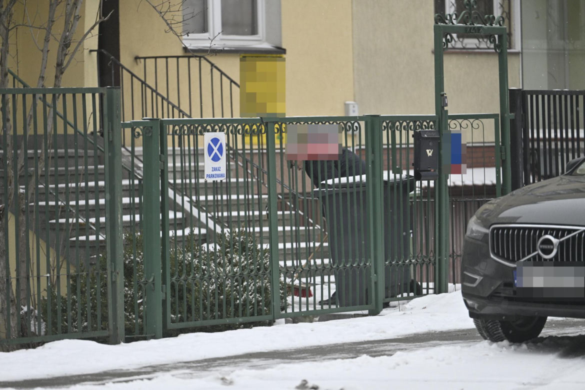 Kuzyn Kaczyńskiego dba o krewnego i odśnieża schody