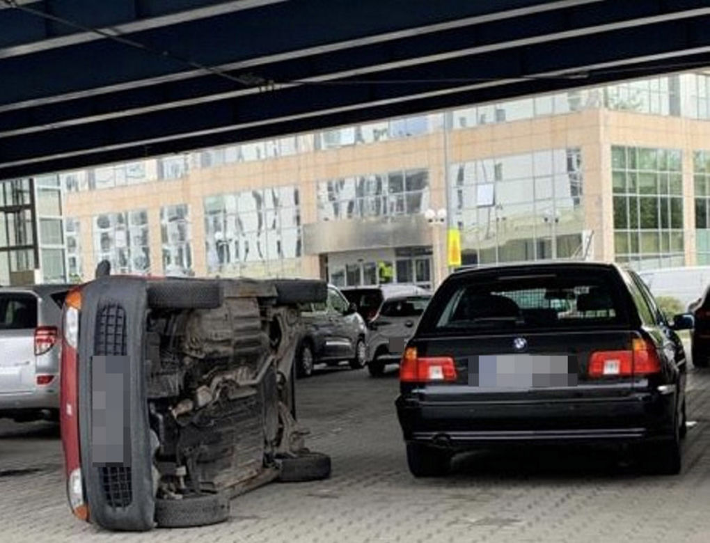 Warszawa. Głupi żart czy forma zemsty? Seicento wylądowało na boku