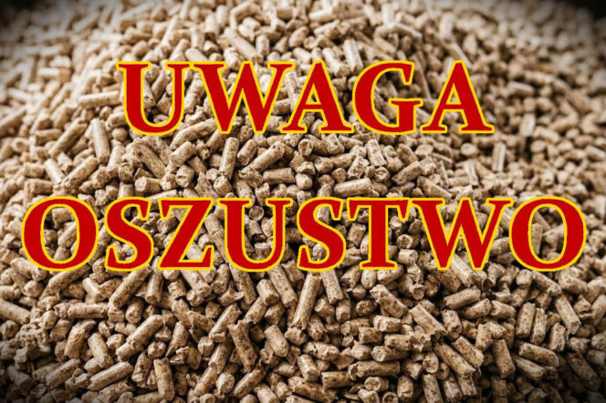 Duży stos pelletu drzewnego z napisem UWAGA OSZUSTWO. O kradzieżach pieniędzy w sieci przeczytasz na Eska Nowy Sącz.