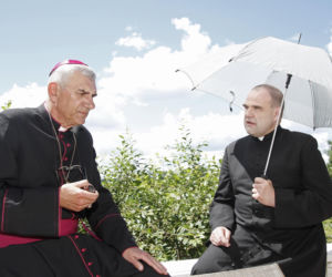 Zborowski i Żak żartują w temacie Rancza. Serialowi biskupi rozbawili fanów